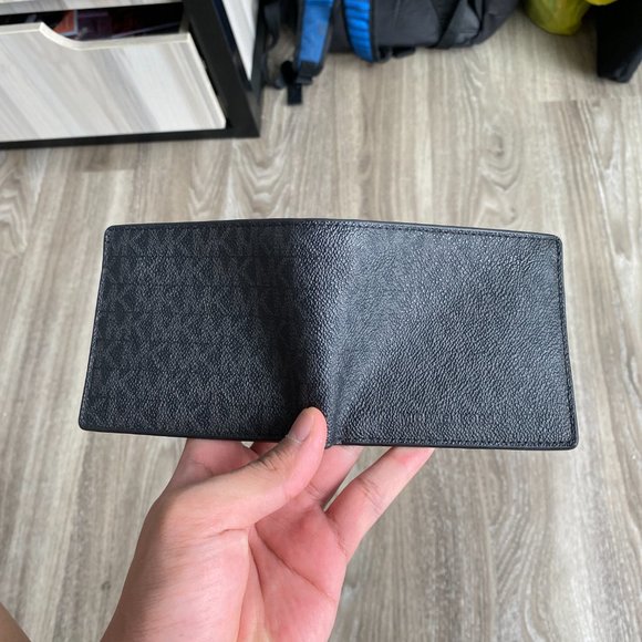 Michael Kors Wallet - Picture 2 of 5